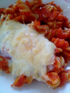 Una foto de Espirales con huevos gratinados