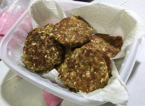 Una foto de Tortitas de coliflor, brócoli y col