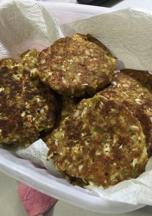 Una foto de Tortitas de coliflor, brócoli y col