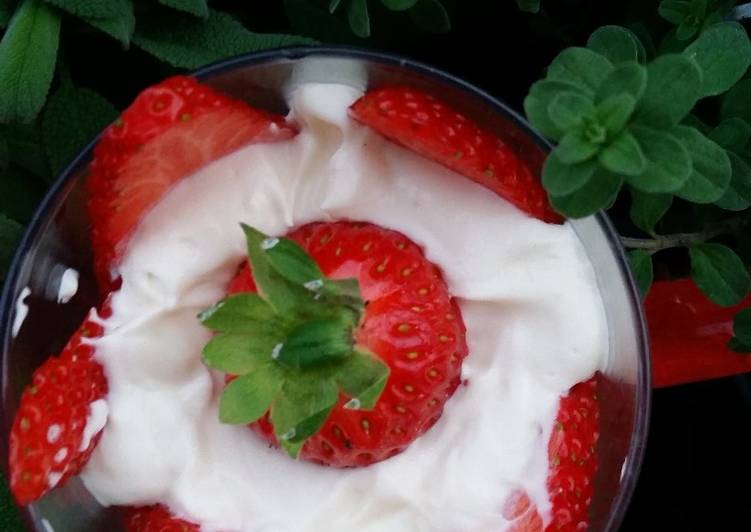 Erdbeer Butterkeks Dessert mit Quark im Glas