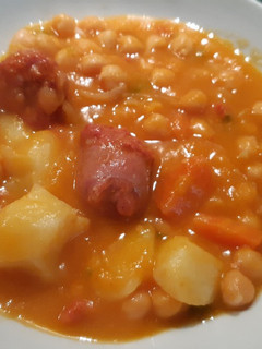 Una foto de Garbanzos de bote con verduras y chorizo