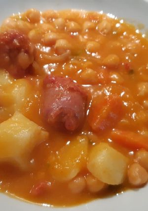 Una foto de Garbanzos de bote con verduras y chorizo
