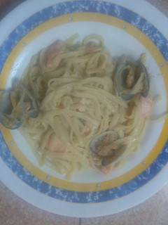 Una foto de Tallarines con almejas y salmón