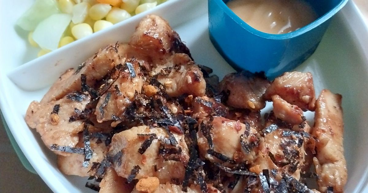 Dada Ayam Panggang dengan Taburan Nori Pedas dan Salad