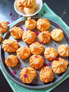 मावा फ्राइड मोदक (mawa modak fry recipe in Hindi) रेसिपी मुख्य फोटो