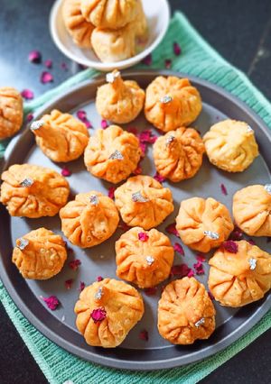 मावा फ्राइड मोदक (mawa modak fry recipe in Hindi) रेसिपी मुख्य फोटो