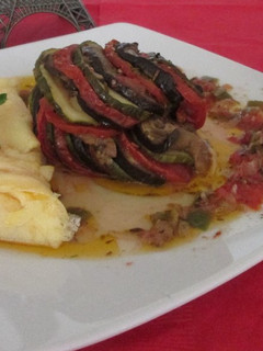 Una foto de Omelette de huevo con ratatouille