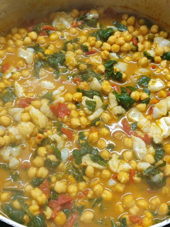 Una foto de Garbanzos con espinacas y bacalao