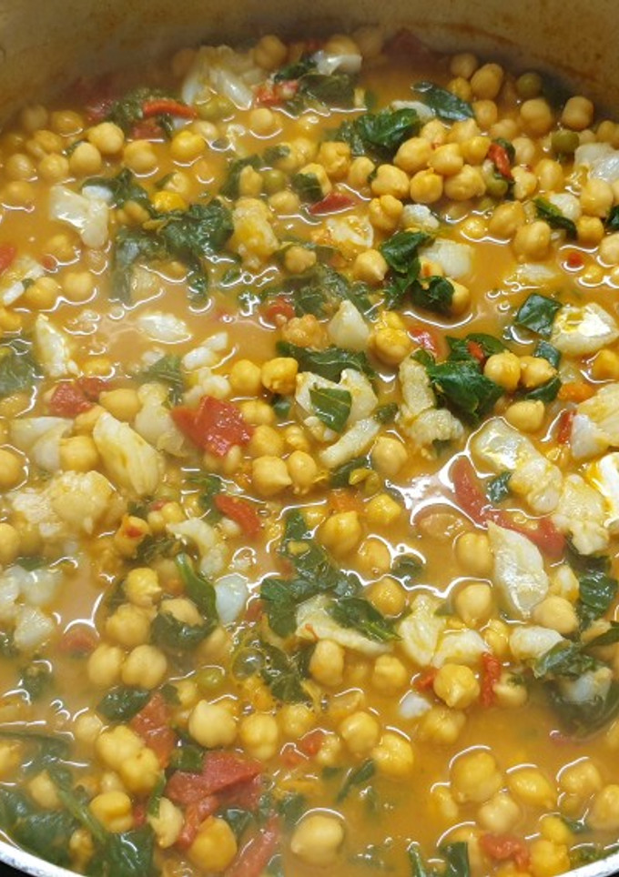 Una foto de Garbanzos con espinacas y bacalao