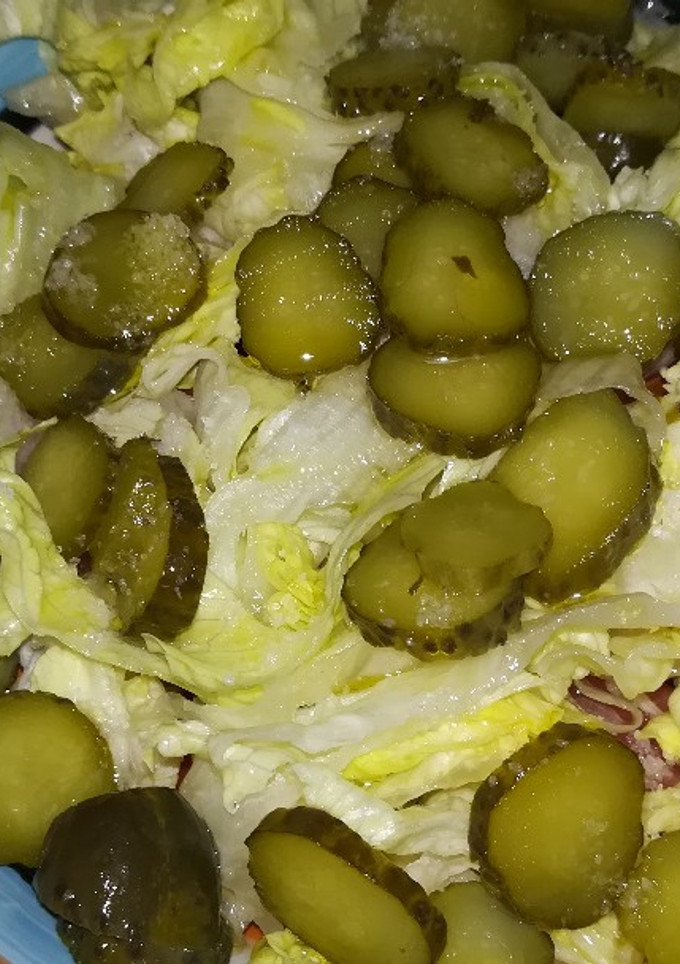 Una foto de Romanita con pepinillos dulces y tomate