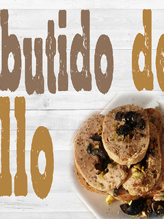 Una foto de Embutido de pollo relleno: pistachos/aceitunas negras y huevo/queso