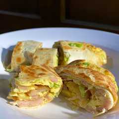 รูปของ Tortilla isi Telur dan Sosis (snack time)