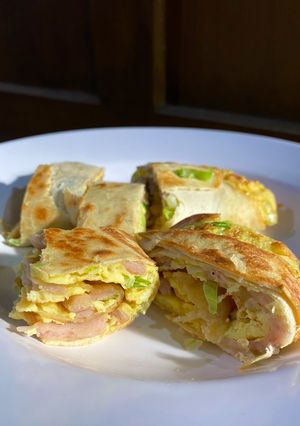 Foto resep Tortilla isi Telur dan Sosis (snack time)