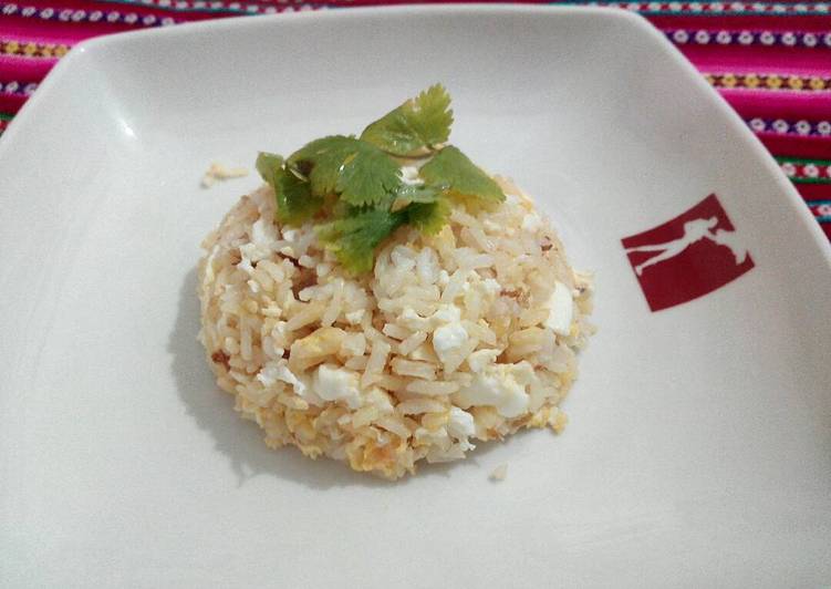 Huevos revueltos con arroz