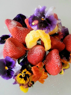 Una foto de Fresas con flores