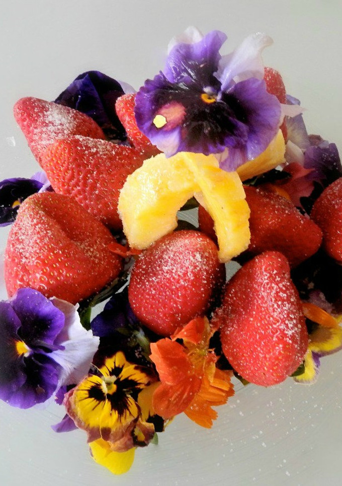 Una foto de Fresas con flores