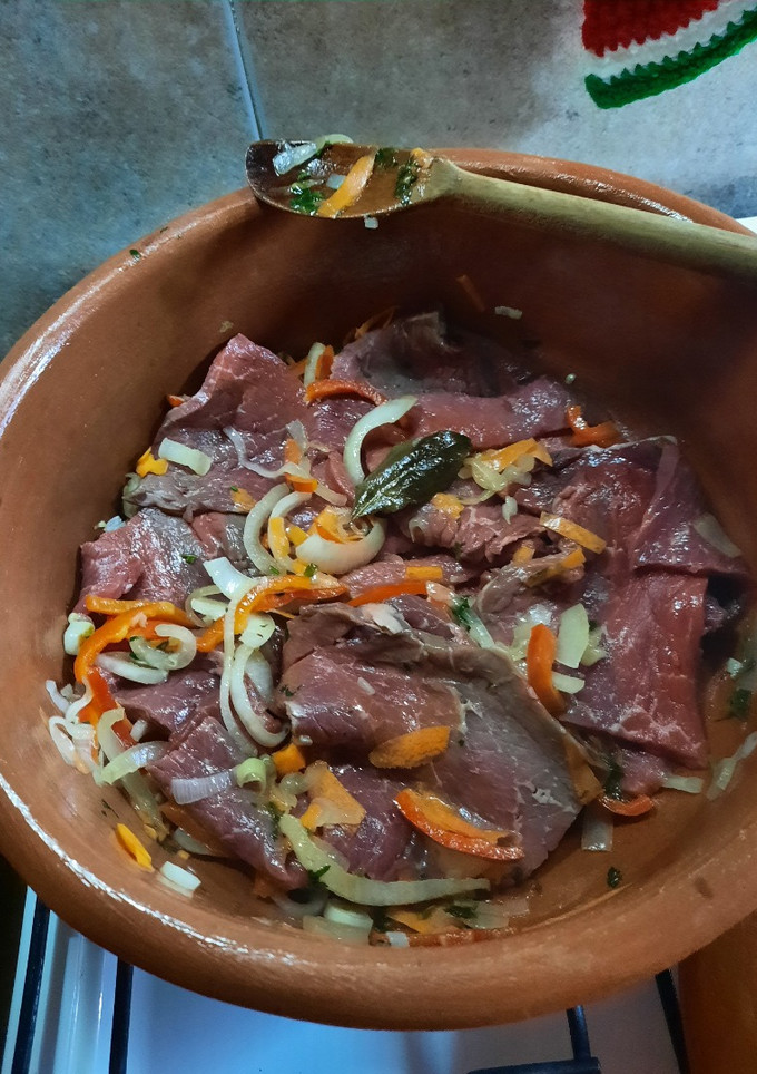 Una foto de Bifes en cacerola de barro