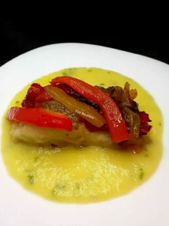 Una foto de Bacalao frito con pimiento sobre crema de puerro