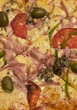 Una foto de Pizza argentina casera con masa esponjosa