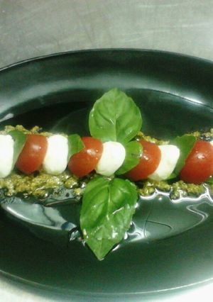 صورة لوصفة كابريزي سلاط Caprese Salad + Pesto Sauce
