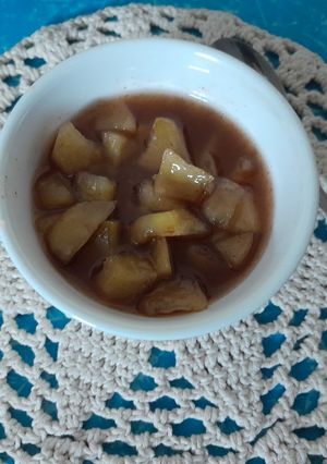 Una foto de Manzanas en almíbar, canela y miel🍎