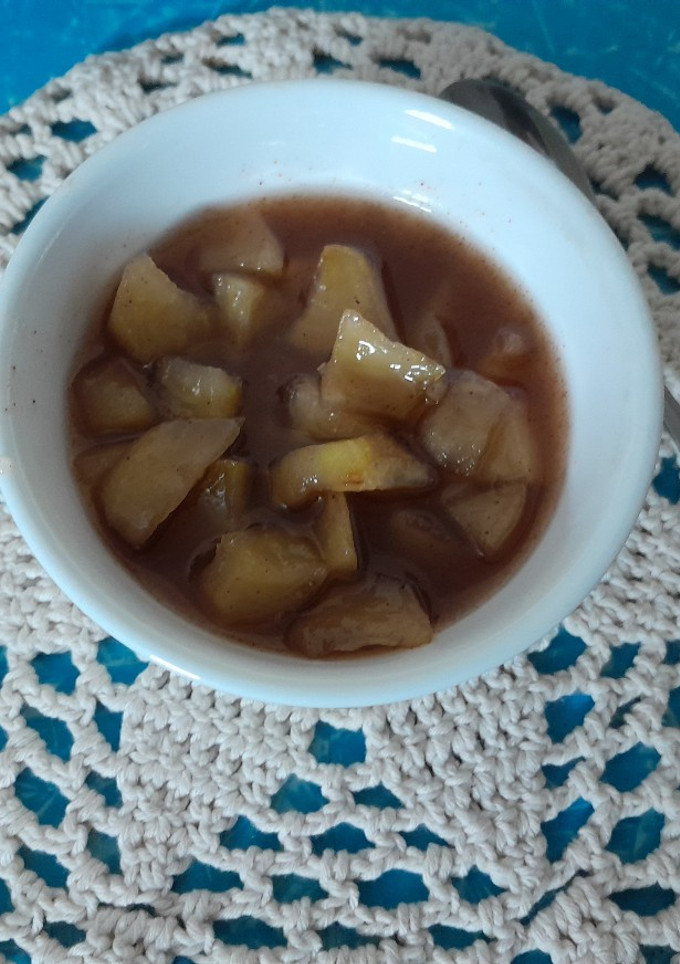 Una foto de Manzanas en almíbar, canela y miel🍎