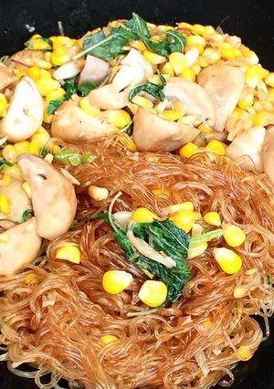 รูปของ วุ้นเส้นผัดกะเพราข้าวโพดเห็ดฟาง (มังสวิรัติ) #อาหารไทยง่ายๆ