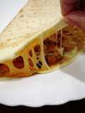 Piadina de queso y pollo al toque de couscous