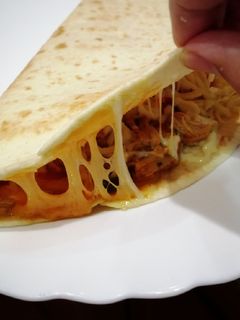 Una foto de Piadina de queso y pollo al toque de couscous
