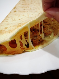 Una foto de Piadina de queso y pollo al toque de couscous