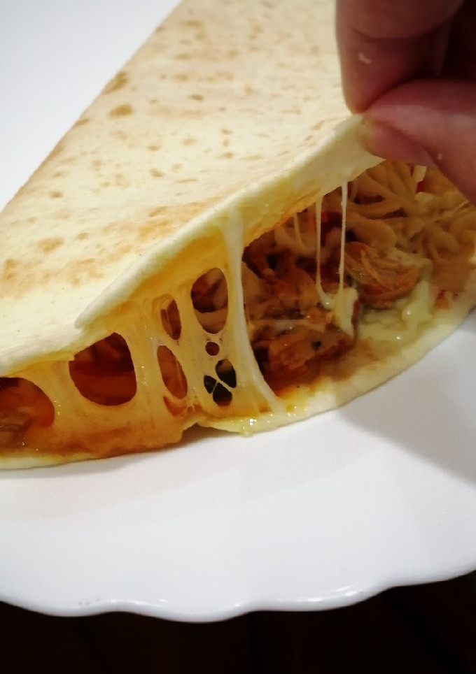 Una foto de Piadina de queso y pollo al toque de couscous