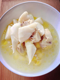 綠竹筍土雞湯 的食譜成品照片