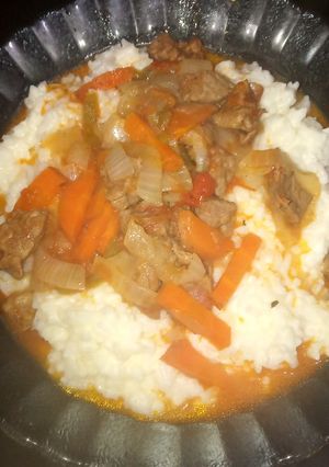 Una foto de Arroz con verduras y carne a la cacerola. (riquísimo)