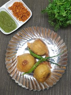 बटाटा वडा (batata vada recipe in marathi) रेसिपी चे मुख्य फोटो