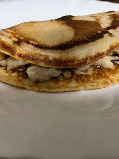 Una foto de Tortitas de leche de avena con bacon, cebolla y berenjena