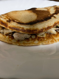 Una foto de Tortitas de leche de avena con bacon, cebolla y berenjena