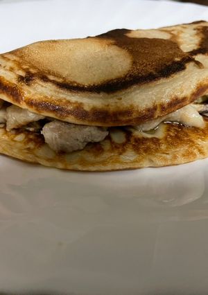 Una foto de Tortitas de leche de avena con bacon, cebolla y berenjena