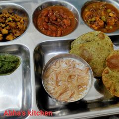 A picture of Palak poori.