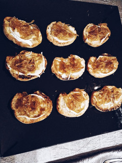 Una foto de Tosta de rulo de cabra con cebolla caramelizada