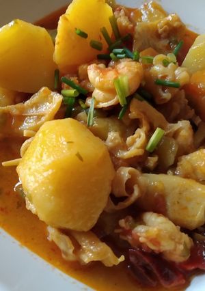 Una foto de Patatas guisadas con sepia y gambas