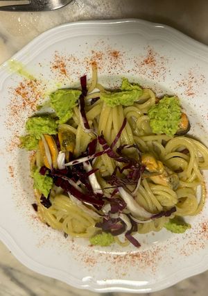 Foto di Spaghetti in padella 50 crema di cavoletti di Bruxelles cozze e radicchio rosso
