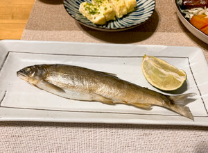 氣炸鍋烤香魚：20分鐘就完成的氣炸鍋香魚 🍋 簡單又健康的美味料理！ 的食譜成品照片