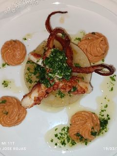 Una foto de Patas de pulpo playa, con parmentier de patata y pulpo a feira