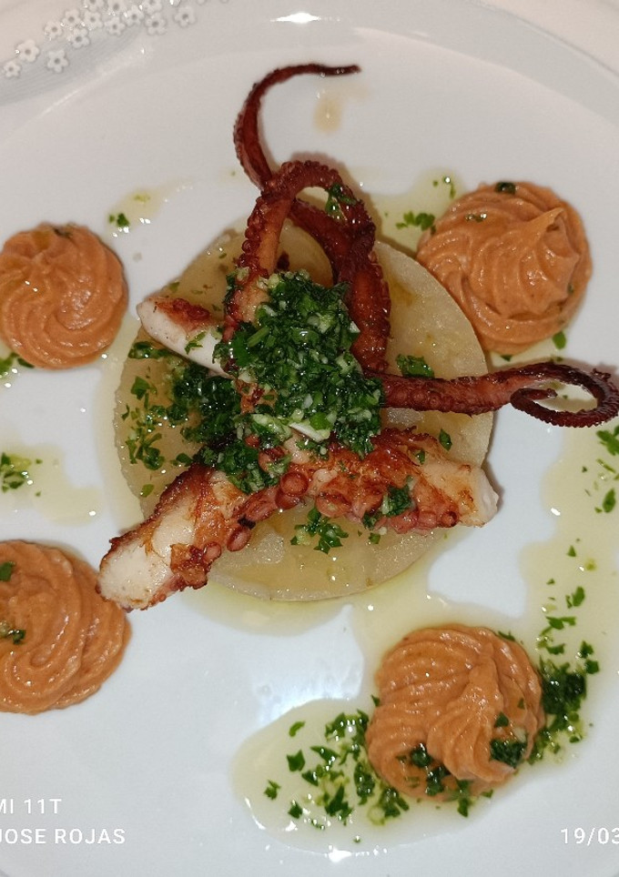 Una foto de Patas de pulpo playa, con parmentier de patata y pulpo a feira