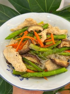 Hình của món Bún Gạo Xào Ức Gà & Măng Tây.