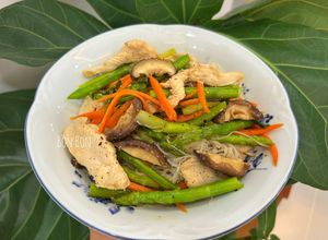 Hình của món Bún Gạo Xào Ức Gà & Măng Tây.