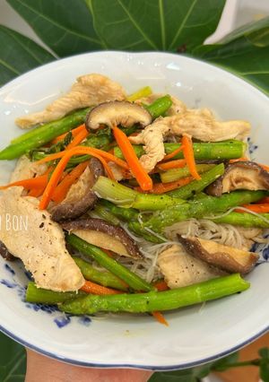 Hình của món Bún Gạo Xào Ức Gà & Măng Tây.