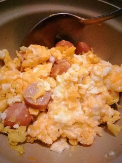 Una foto de Huevos revueltos con salchicha 🍳