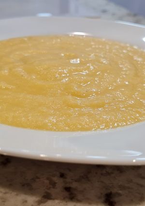 Una foto de Crema de calabaza, calabacín y pollo