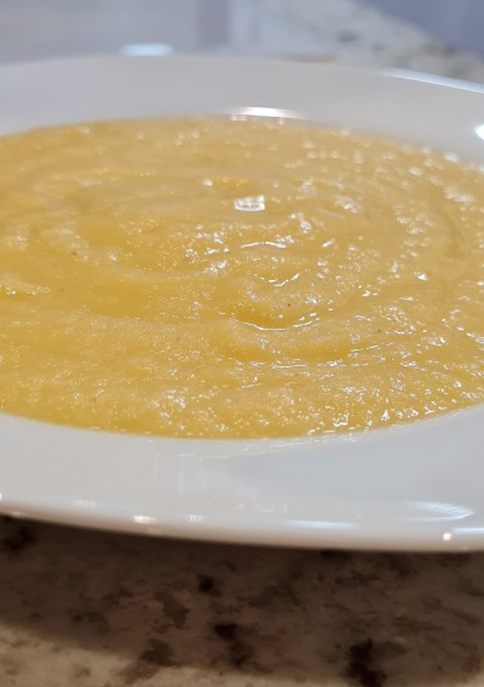 Una foto de Crema de calabaza, calabacín y pollo